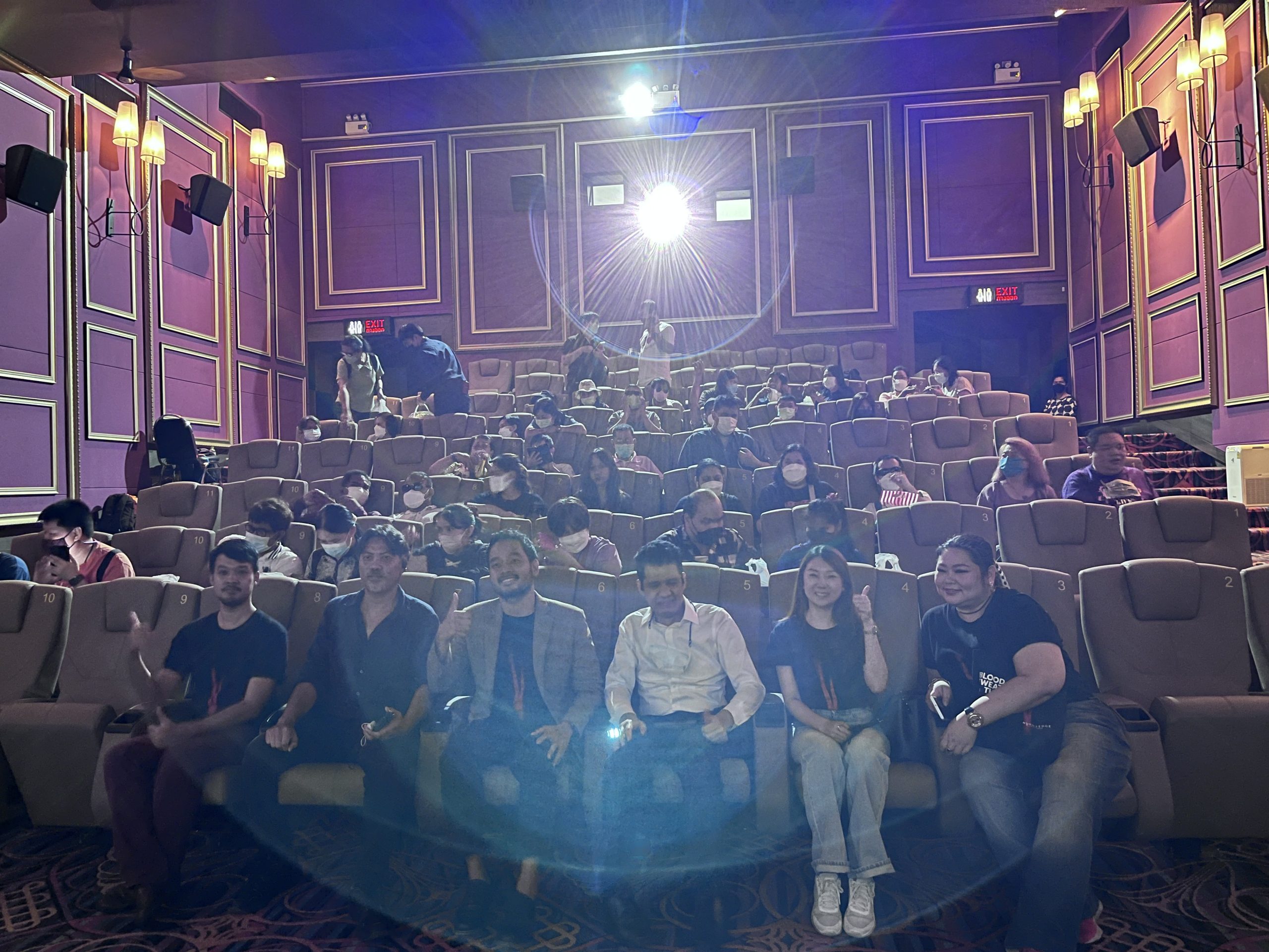 พาคนตาบอดไปดูภาพยนต์ในโรงภาพยนต์ที่มีเสียงบรรยายภาพ