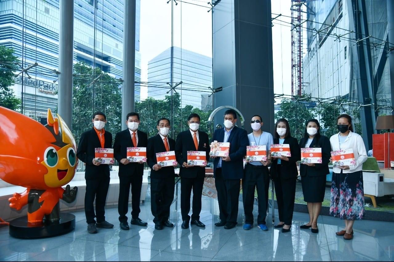 งานผลิตปฏิทินอักษรเบรลล์ร่วมกับการไฟฟ้านครหลวง รูปหมู่การส่งมอบ